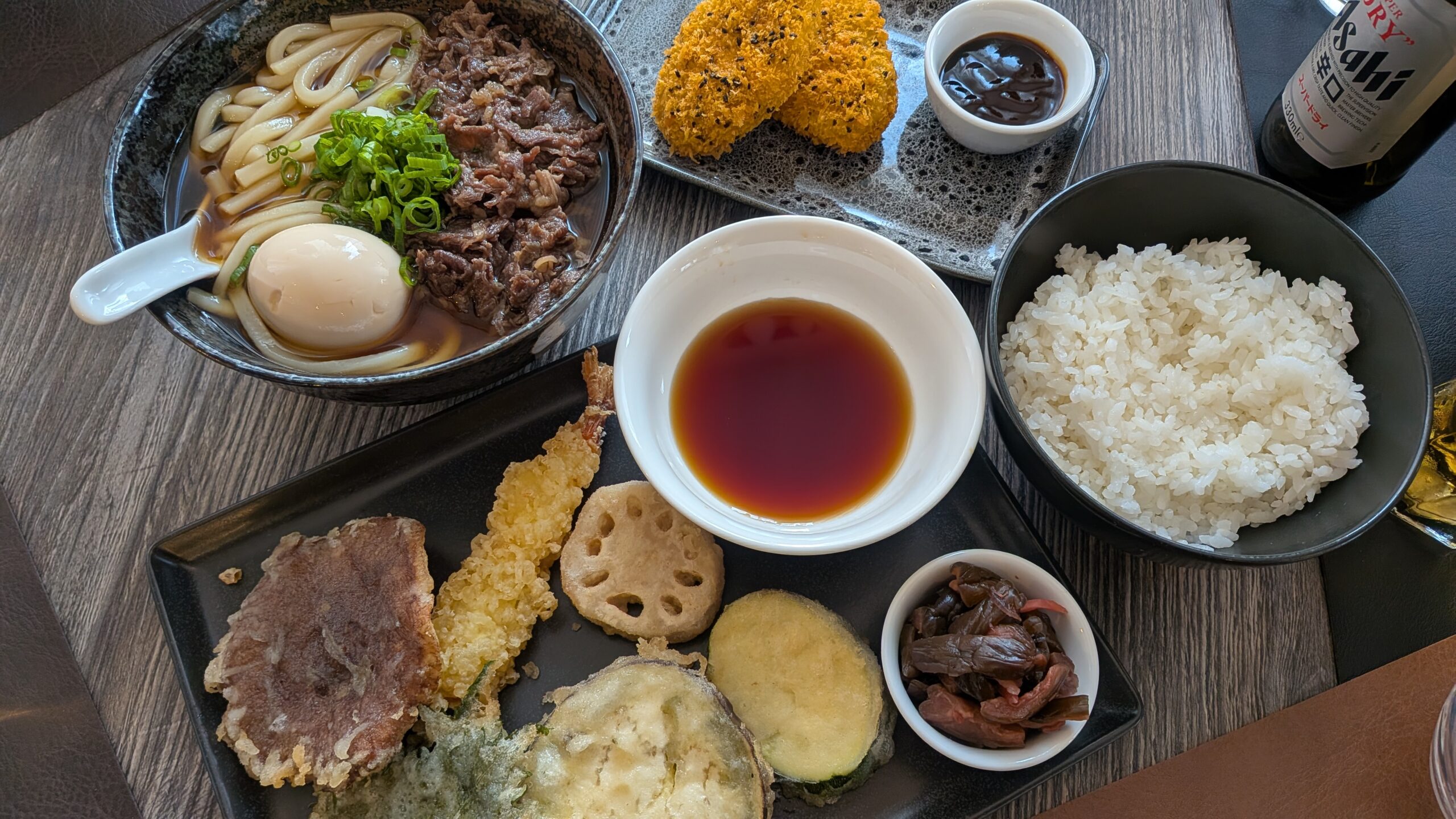 Assortiment Udons Tempuras et sélection des plats du restaurant japonais authentique Udon Ya Lyon